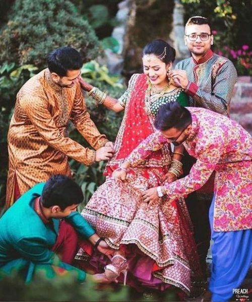 Funny shot with bride and her brothers