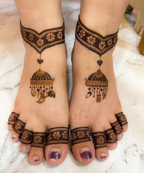 Band style mehndi design with a hanging piece