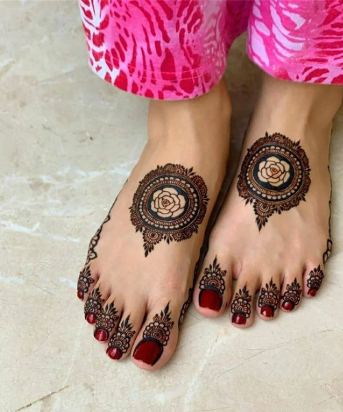 Simple Mehndi Design with Rose Flower Motif in Centre
