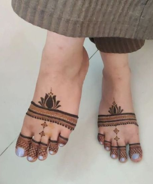 Simple Mehndi With Band Design and a lotus motif