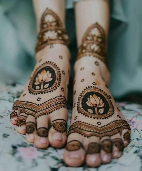 Minimal foot bridal mehndi design