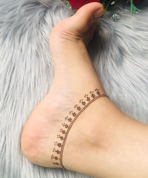 Simple anklet style mehndi design 