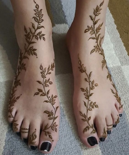 Dainty and minimal Leafy design mehndi