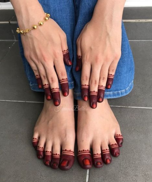 Very simple design with toes covered in henna