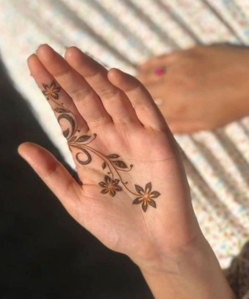 Minimal Mehndi with a Flower and Leaves