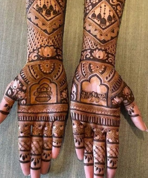 Mehndi Design with Kalash and the knot