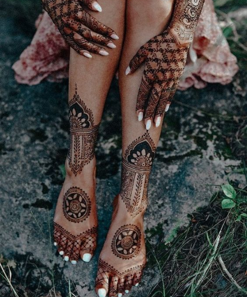 Showing Foot Mehndi and Hands Mehndi in same shot