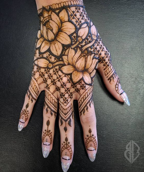 Bold Lotus Mesh Mehndi Design