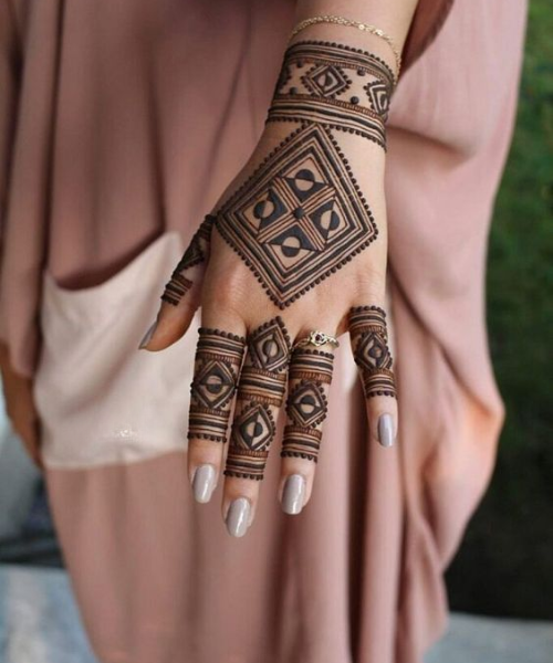 Minimalist Karwa Chauth Mehndi with Bold Geometric Patterns