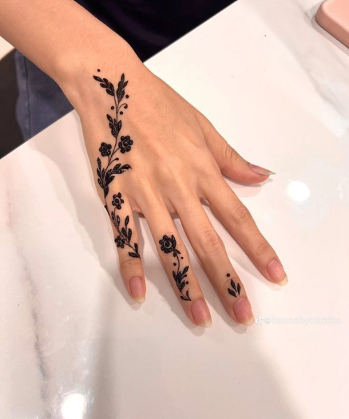 Minimalist Arabic Mehndi Design with Delicate Floral Vines