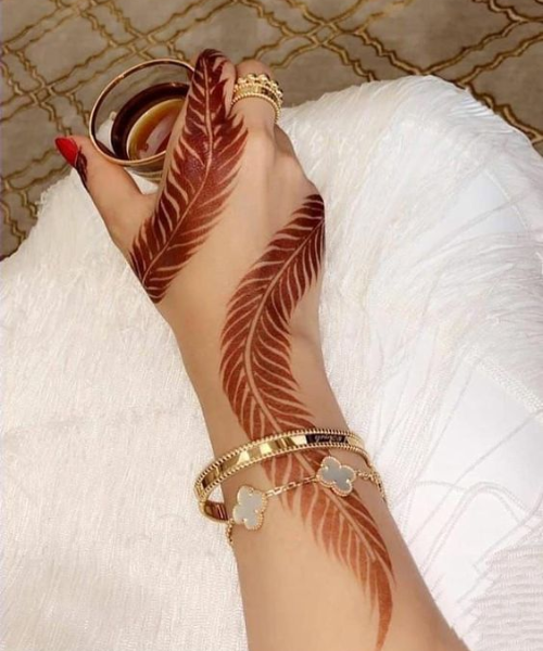 Simple and Elegant Leaf Mehndi Design with Bold Flowing Patterns