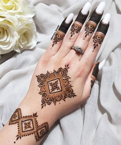 Chic Geometric Arabic Mehndi with Floral Accents