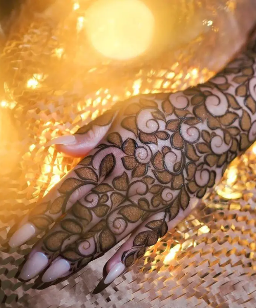 Elegant Vine Arabic Mehndi Design with Bold Leaf Patterns