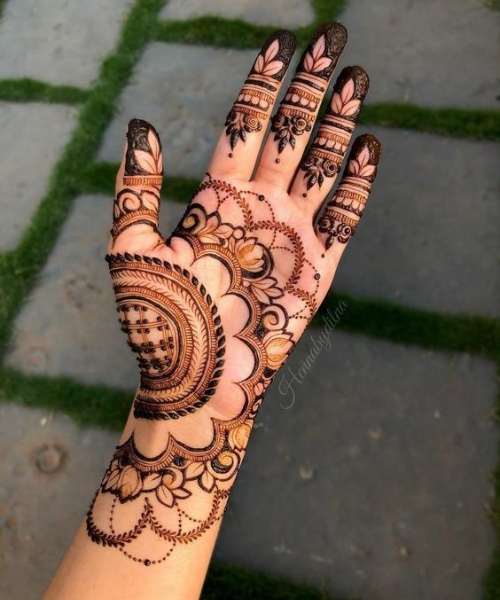 Floral Arabic Mehndi with Bold Paisley Accents