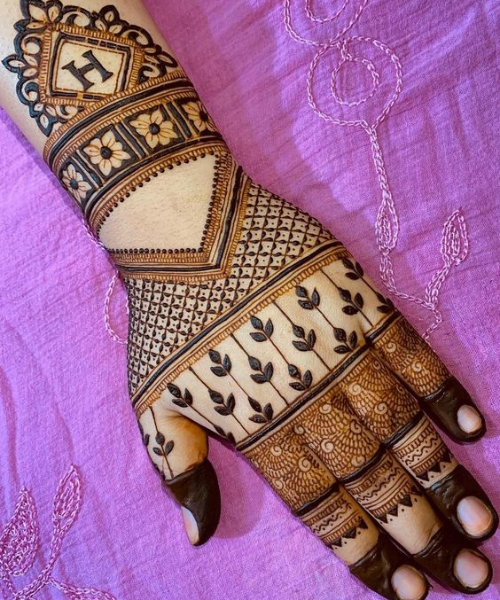 Back hand mehndi with net design and leaves