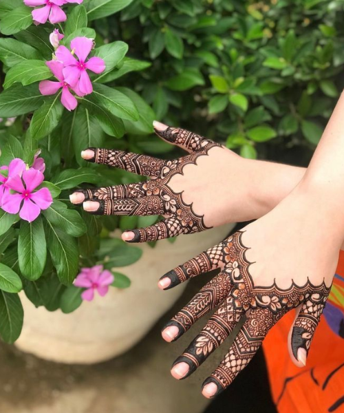 Finger details with scalloped edges and intricate patterns