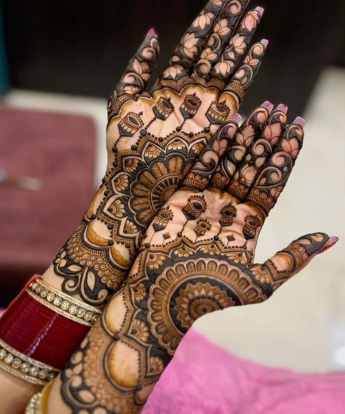 Navratri Mehndi with paisley patterns and bold outlines