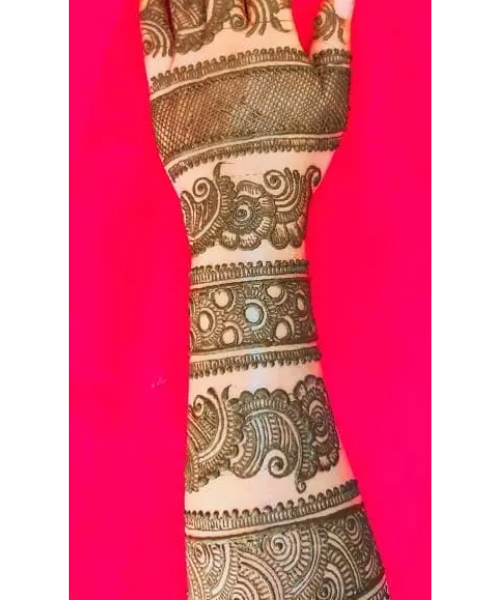 Bold bangle-style mehndi with paisley patterns