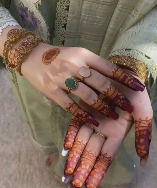 Classic pose to show mehndi