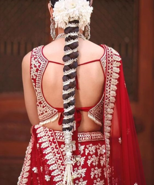 Hairstyle with white flowers and silver parandi