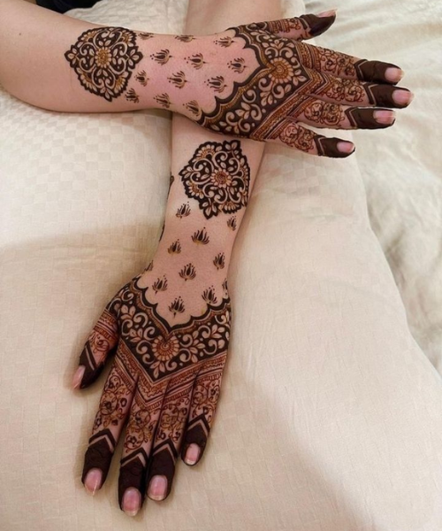 Elegant Arabic Mehndi with Paisley Touch