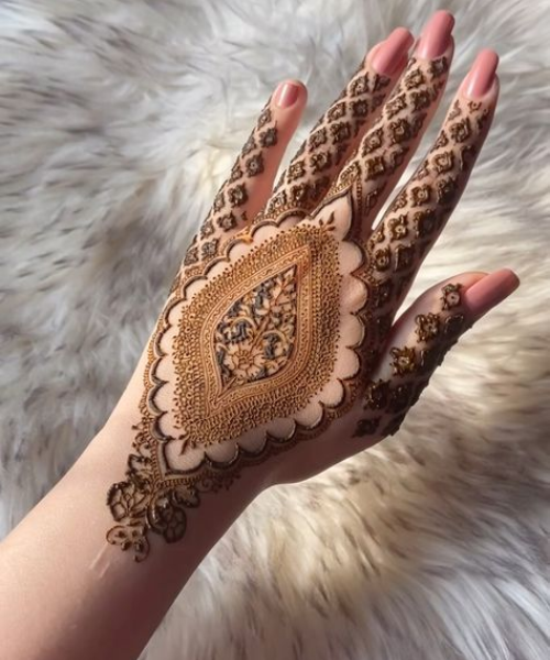 Elegant Arabic Mehndi with Paisley Focus