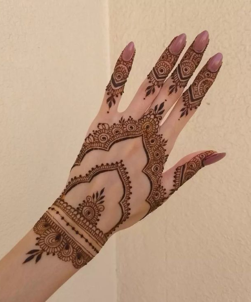 Graceful Arabic Mehndi with Arch and Mandala Motifs