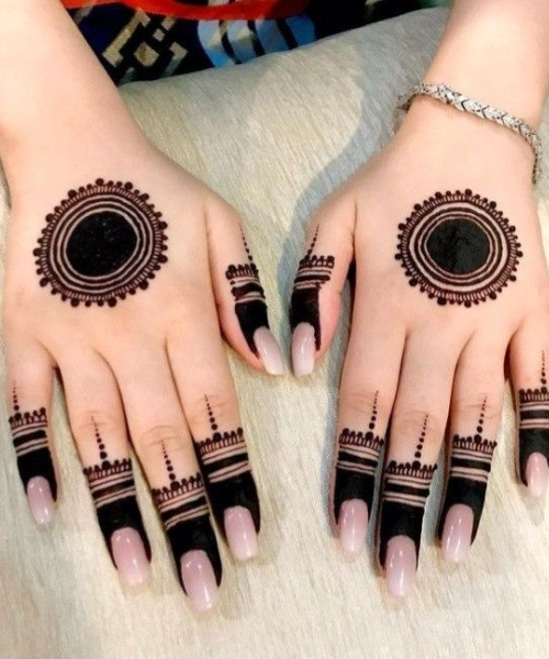 Circle filled with henna and lines around it