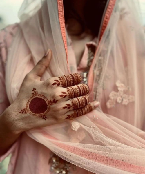 Simple gol tikki mehndi with leafs on four sides