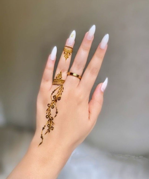 Minimal Vine Ring Finger Mehndi