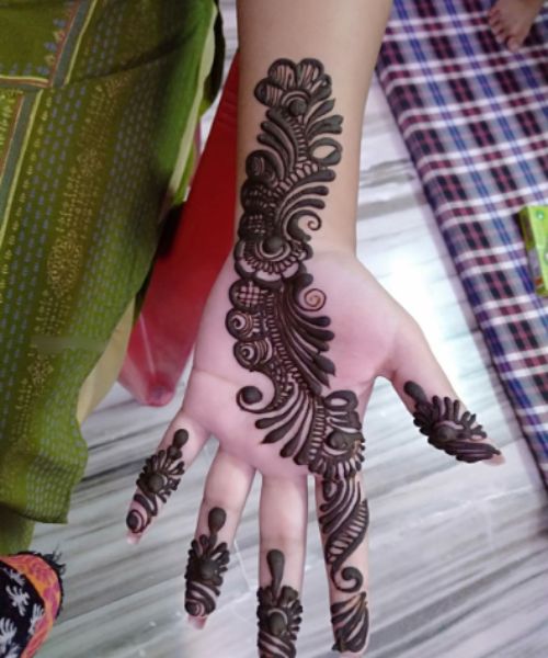 Avi Mehndi Artist