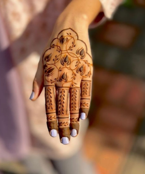 Graceful Lotus Cluster Mehndi Design for Backhand