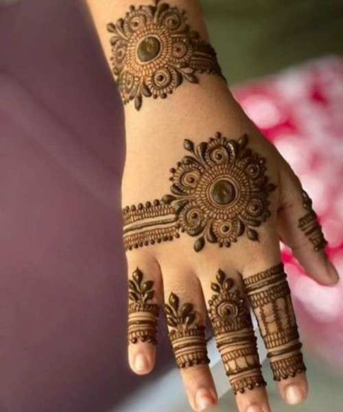 Majestic Circular Mehndi Design with Bold Finger Patterns