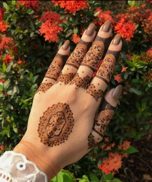 Intricate Finger Mehndi