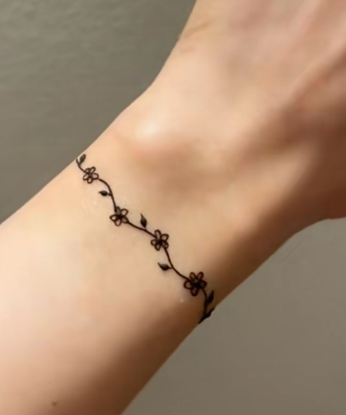 Delicate Floral Vine Bracelet Mehndi with Leafy Accents