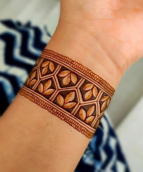 Elegant Hexagonal Bracelet Mehndi with Leaf Motifs