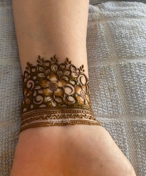 Floral Lace Bracelet Mehndi with Intricate Details