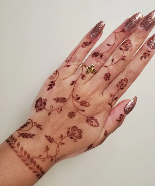 Floral Vine Pattern with Delicate Detailing