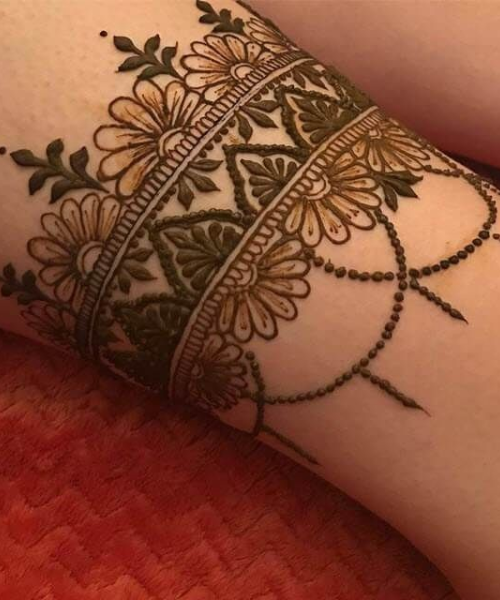 Intricate Floral Bracelet Mehndi with Leafy Accents