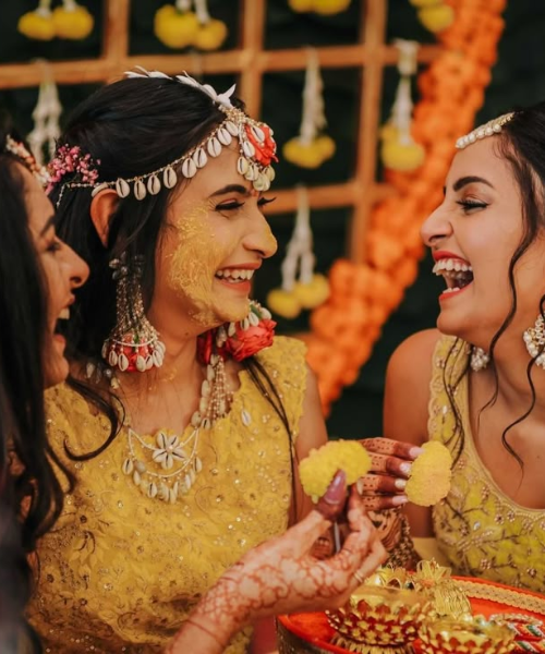 Doston Ke Saath Masti Bhara Pal - haldi function poses for brides