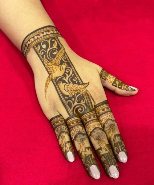 Elegant Bird Motif Mehndi with Royal Patterns