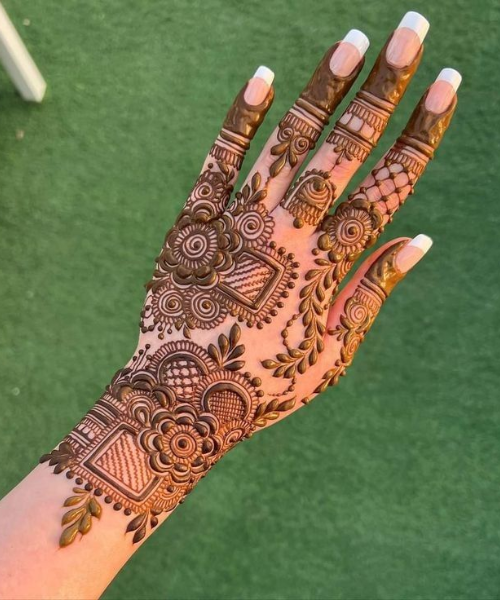 Intricate Floral Mehndi with Bold Detailing