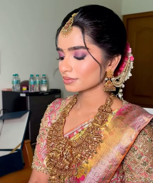 Mauve eyes and natural lips -