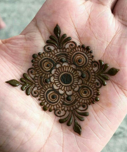 Diamond-Shaped Mehndi with Floral Swirl Motifs