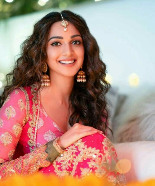 Messy Curls with Center Maang Tikka Look