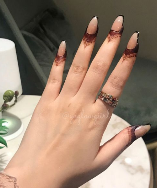 V-Tip Finger Mehndi with Dotted Lace - Finger Mehndi Designs