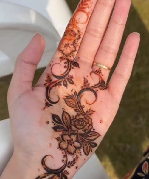 Elegant Floral Trail with Leafy Vines